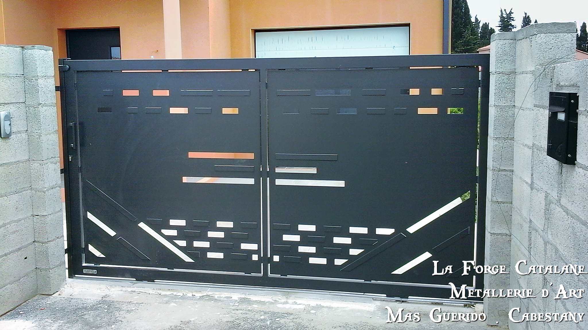 Portail tole decoupe laser motif personnalise moderne thermolaquage forge catalane.jpg